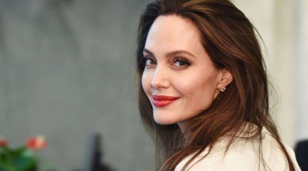 Know All About 'The Diva Of Hollywood' : Angelina Jolie’s Biography, Career, Age, Net Worth, Personal Life, Children, News Updates & More